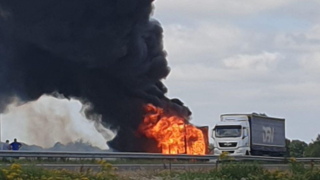 De brandweer is erbij om de brand te blussen (Rechten: De Vries Media)