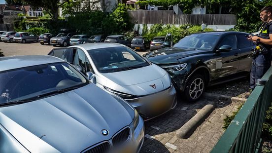 Man wordt onwel in auto en richt schade aan