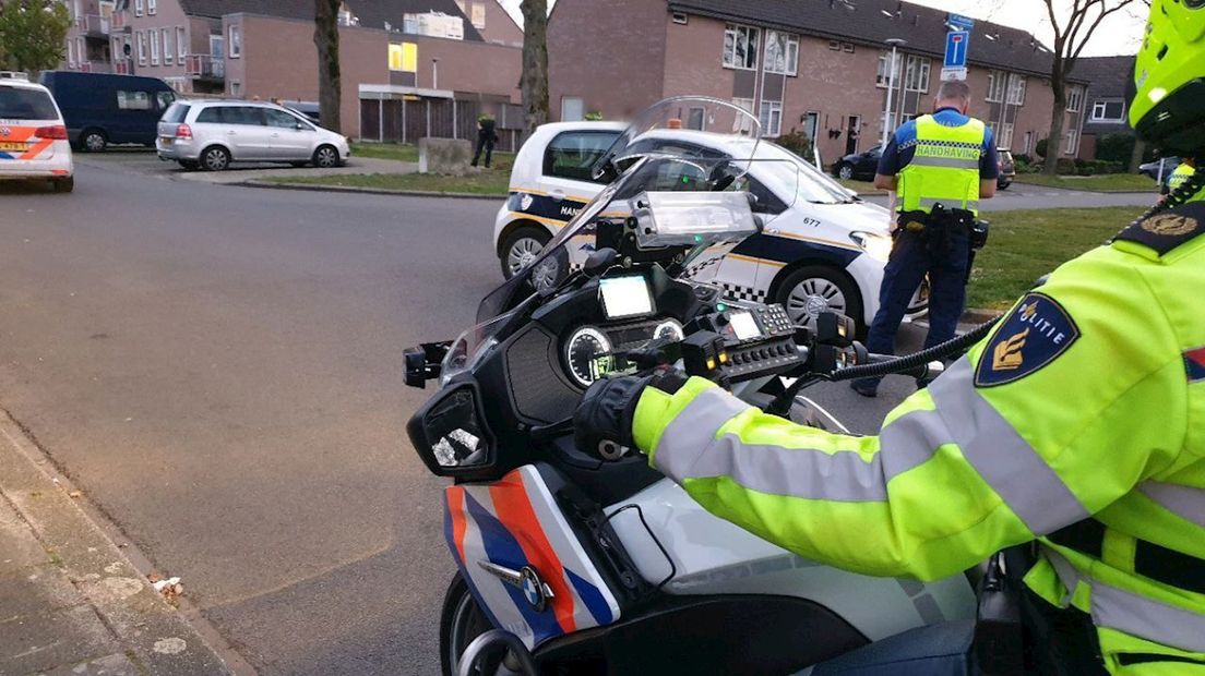 Politie slingert groep voetballende jongeren op de bon in Hengelo