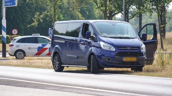 Fietser gewond door botsing met busje bij Zuidlaren. Fietser gewond door botsing met busje bij Zuidlaren.