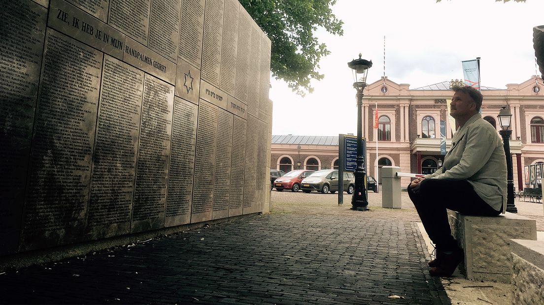 Jim Terlingen bij het Joods Monument.