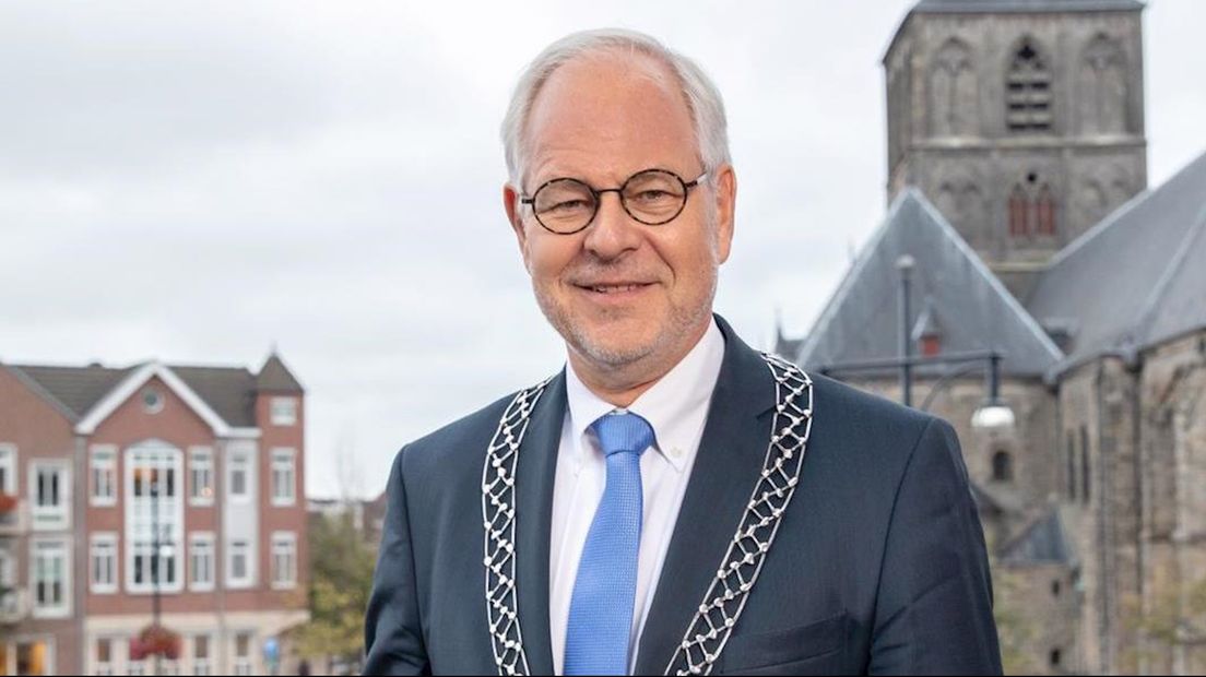 Burgemeester Theo Schouten van Oldenzaal neemt afscheid