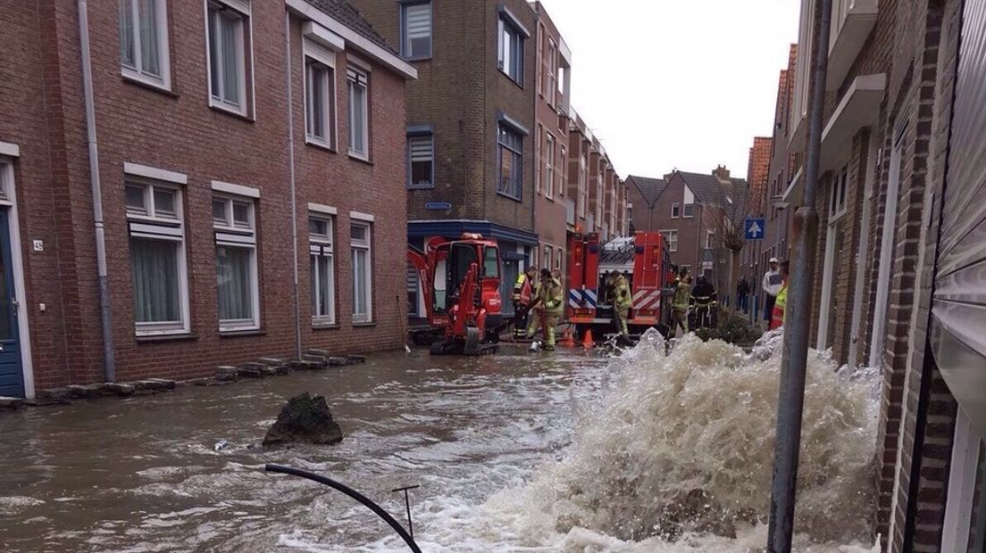 Water loopt woningen Goes binnen na leidingbreuk (video)