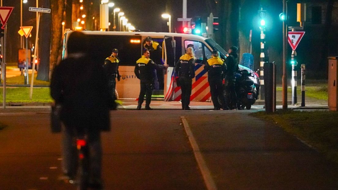 Politiecontrole op de Einsteindreef gisteravond.