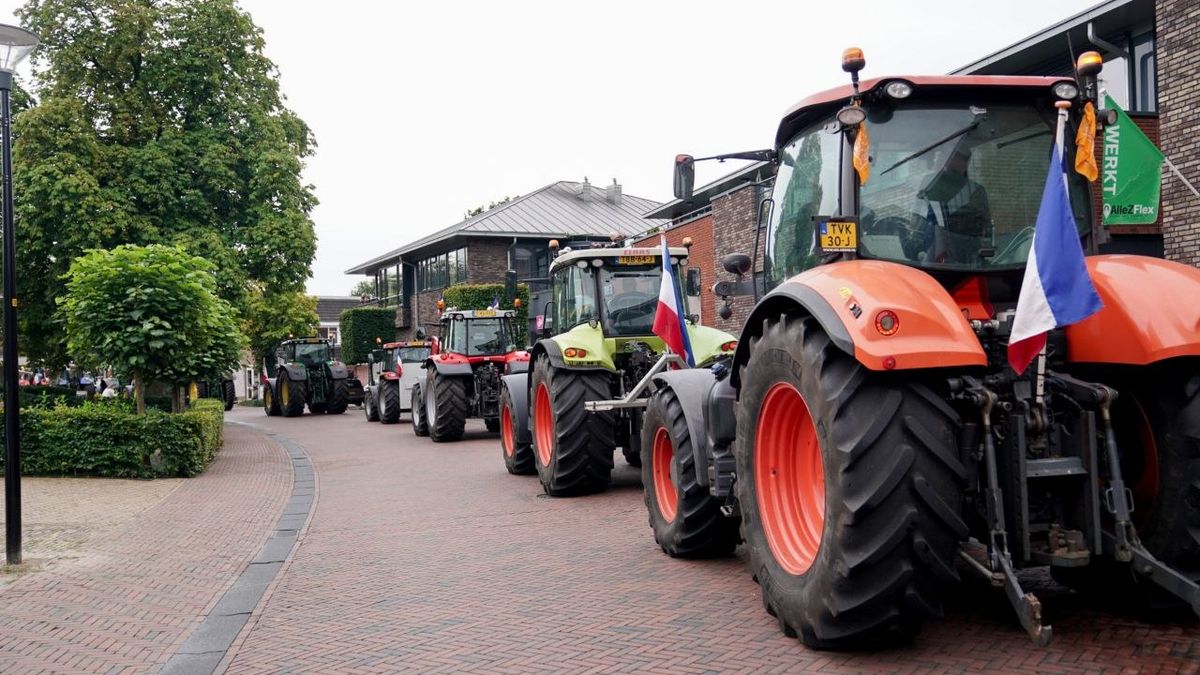 Verkeer in en rond Meppel ontregeld • Scheldende demonstrant afgevoerd