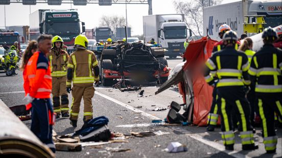 Chauffeur van buizentransport na ongeluk op A4 overleden. Chauffeur van buizentransport na ongeluk op A4 overleden.