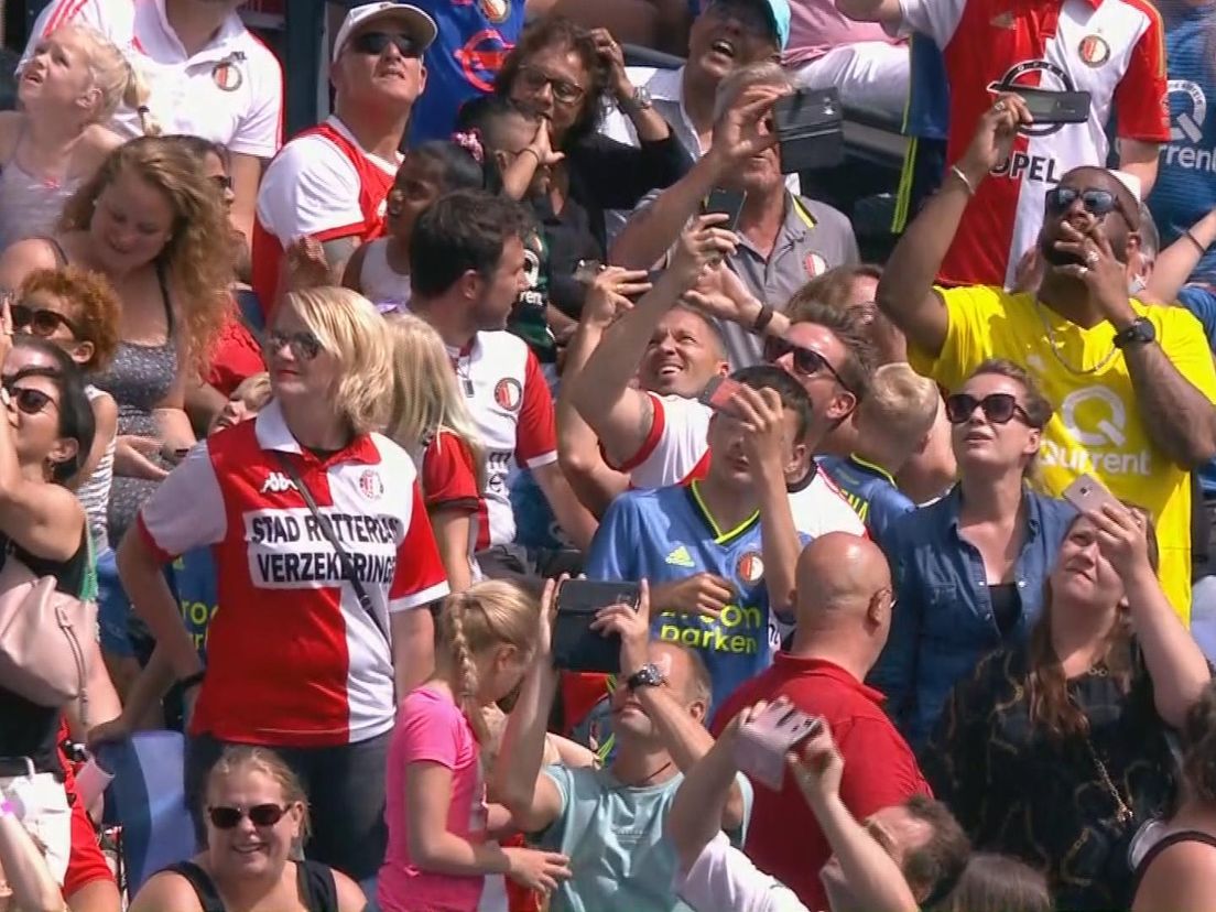 Feyenoord-supporters in afwachting van de helikopter