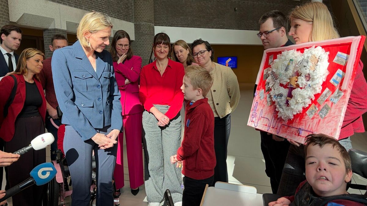 Ernstig zieke John (10) doet verhaal in Tweede Kamer: 'We hopen dat de minister snel ingrijpt'