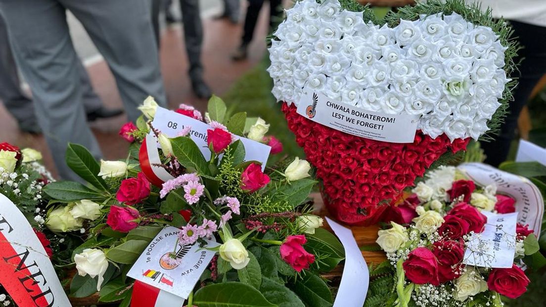 Bloemen bij het monument