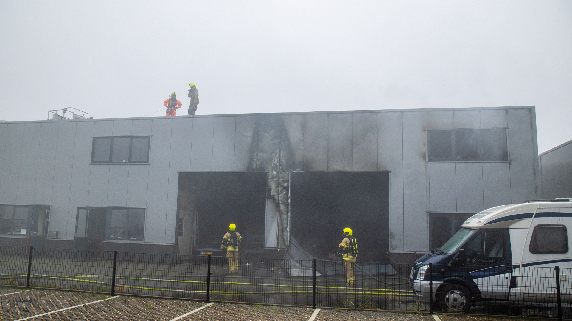 VIDEO: Grote uitslaande brand in Strijen bij garage - Rijnmond