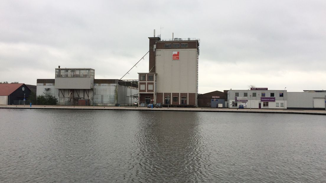 De Havenkade met de oude graansilo's (Rechten: Margriet Benak / RTV Drenthe)