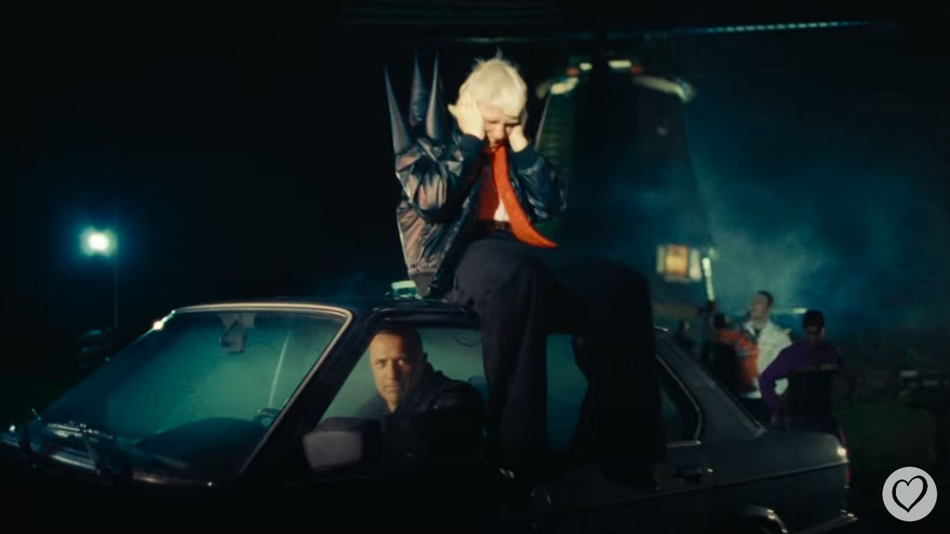 Elstak speelt ook een rol in de videoclip van Europapa