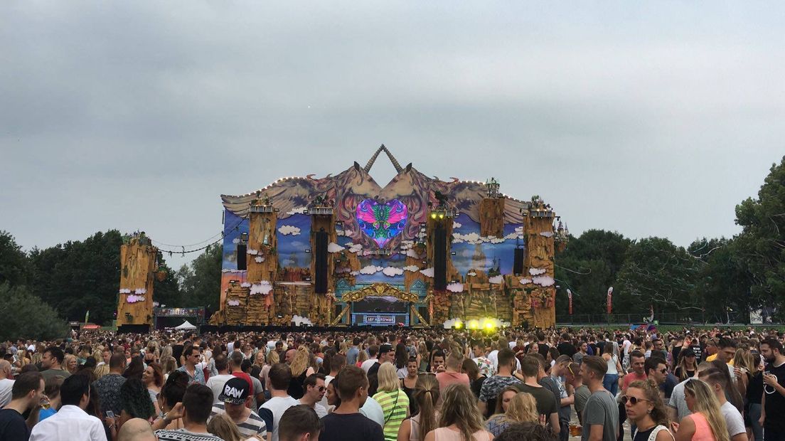 Het Dreamfields Festival in Lathum was zaterdag volledig uitverkocht. Het dance-evenement in recreatiegebied Rhederlaag wordt dit jaar over twee dagen uitgesmeerd. Ook zondag is er een groot aantal acts geprogrammeerd.