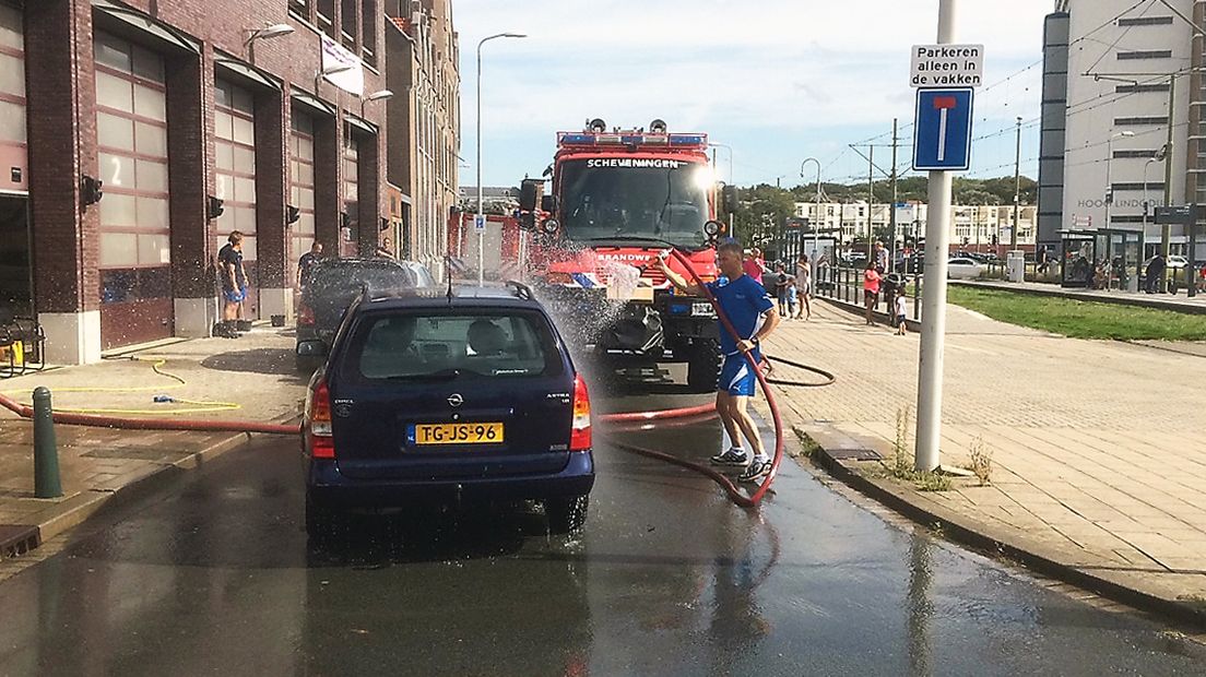 Een eerdere wasactie van de brandweer op Scheveningen