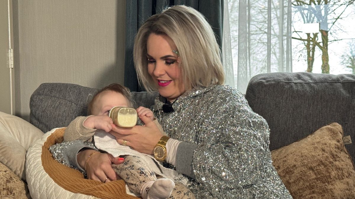 Proost met de babymelk: spitsuur voor jonge moeder en carnavalsartiest Marleen Rutten