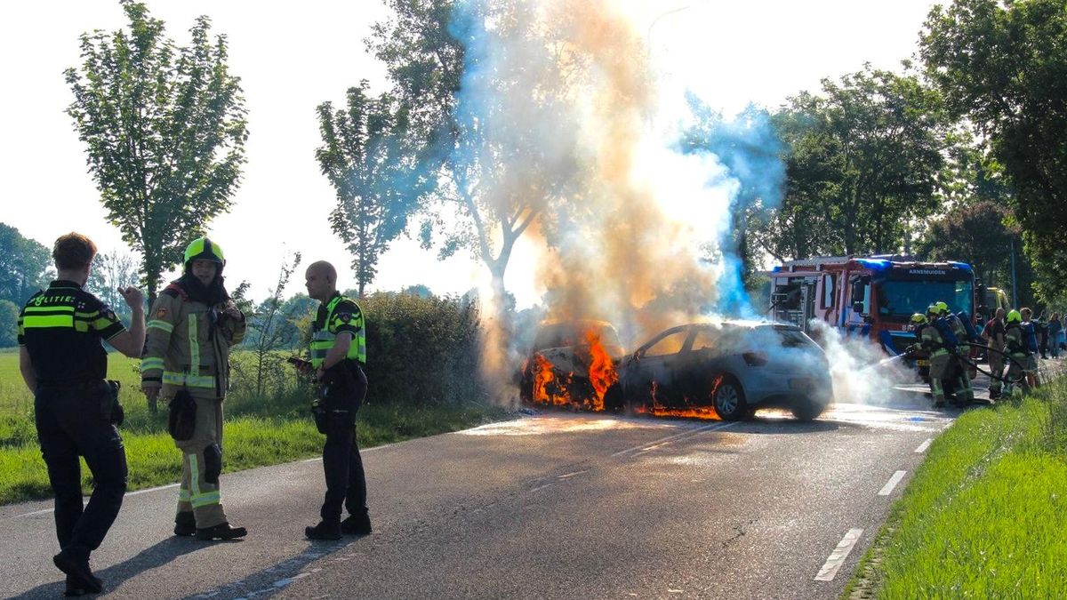 Auto's vliegen in brand na frontale botsing in Arnemuiden