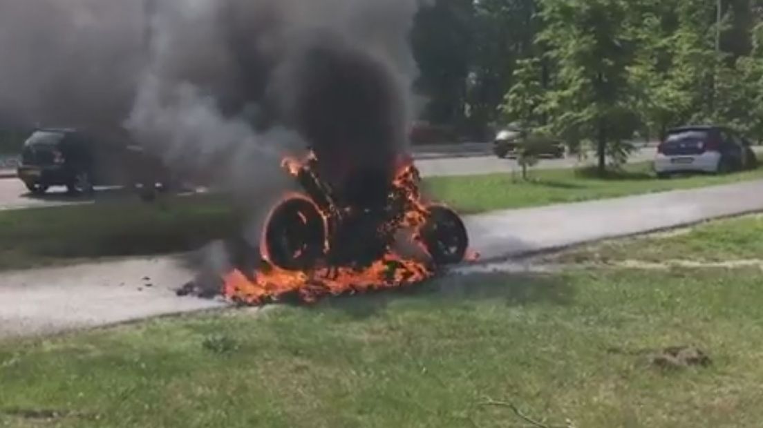 Op de Apeldoornseweg in Arnhem is dinsdagochtend een motor spontaan in brand gevlogen. De onfortuinlijke bestuurder, die de tweewieler helemaal zelf had opgeknapt, kwam met de schrik vrij.