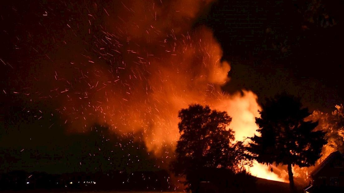 Uitslaande schuurbrand in Beerzerveld