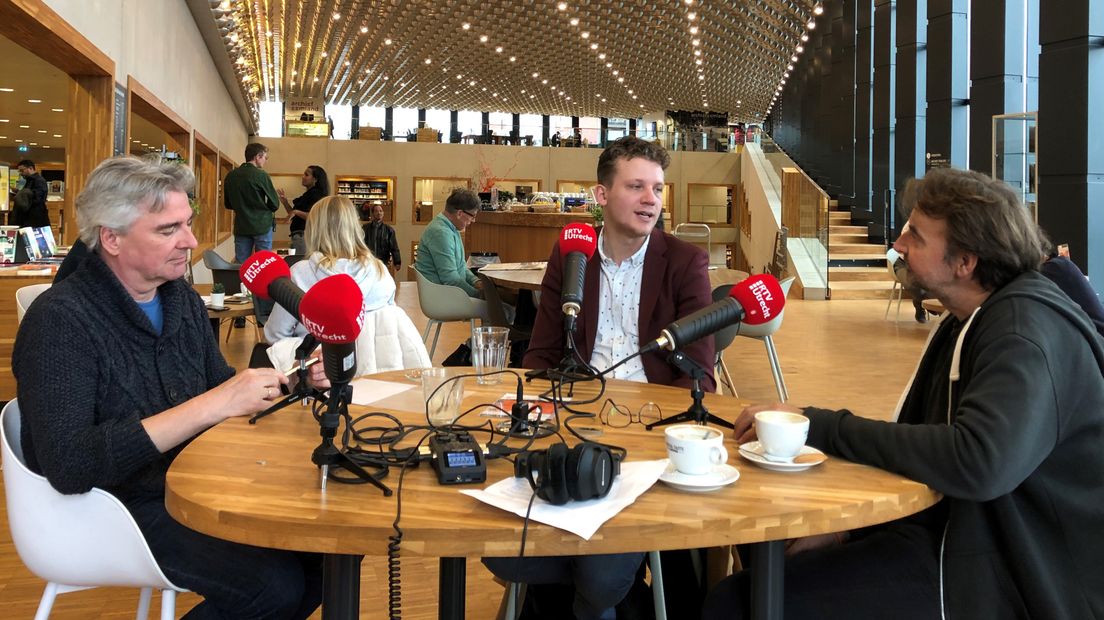 D66-fractievoorzitter Tyas Bijlholt (midden) tijdens de opname van de podcast Stadhuisplein Amersfoort