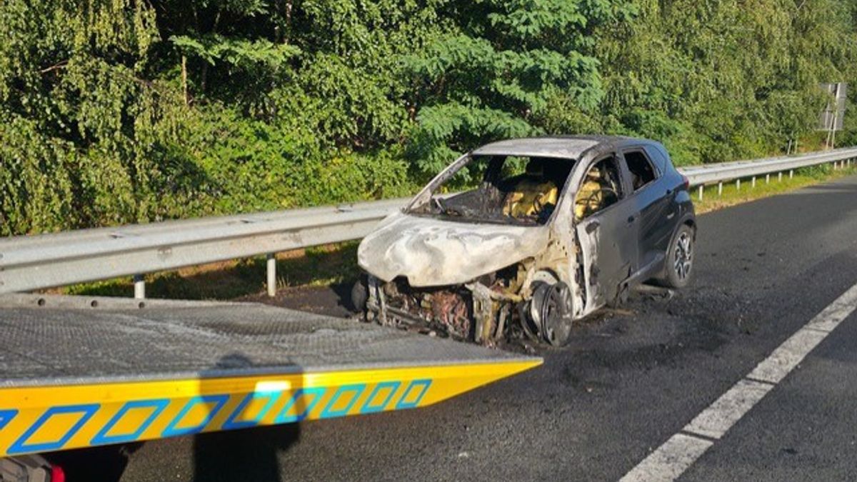 Auto brandt uit op de A74 bij Tegelen