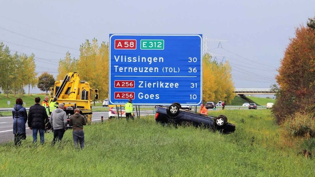 Auto op zijn kop in sloot naast A58 bij afslag naar Kapelle
