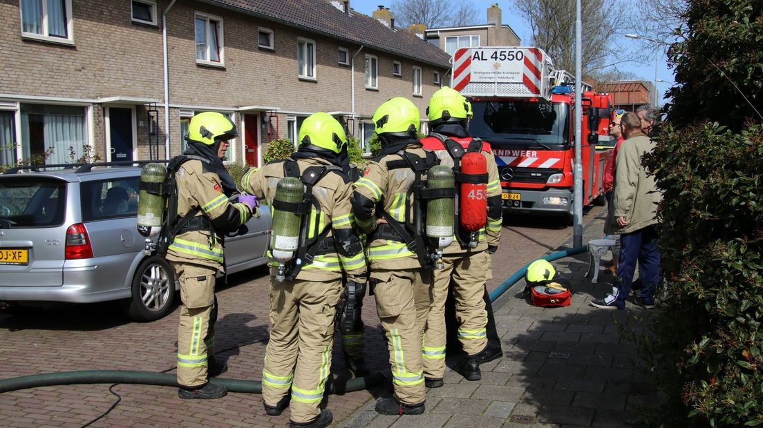 Archieffoto van brandweerlieden bij een woningbrand in Middelburg.