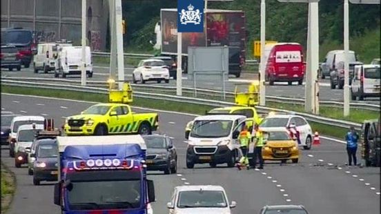 Snelweg dicht na ongeluk, ook files op omliggende wegen. Snelweg dicht na ongeluk, ook files op omliggende wegen.