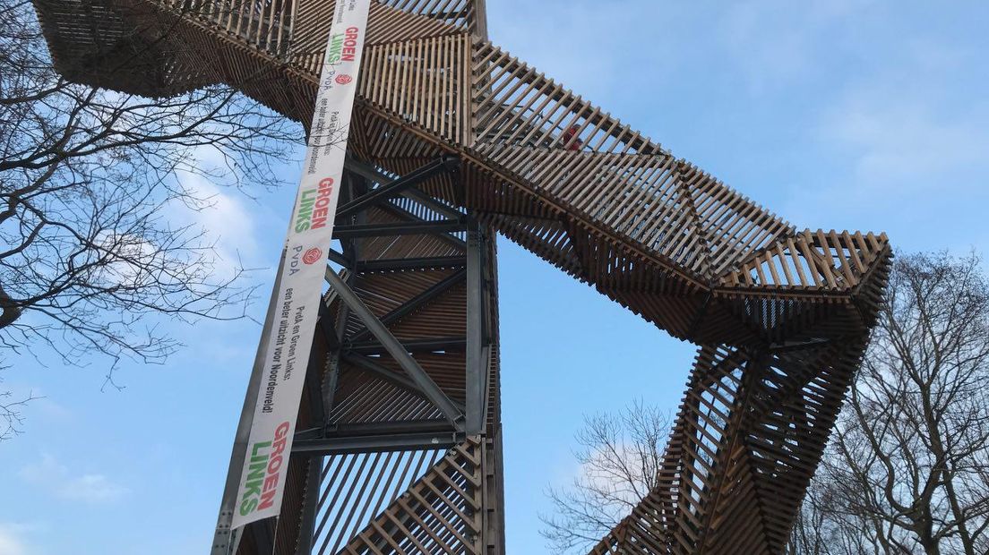 Het spandoek aan de uitkijktoren in De Onlanden (Rechten: Marjolein Knol / RTV Drenthe)