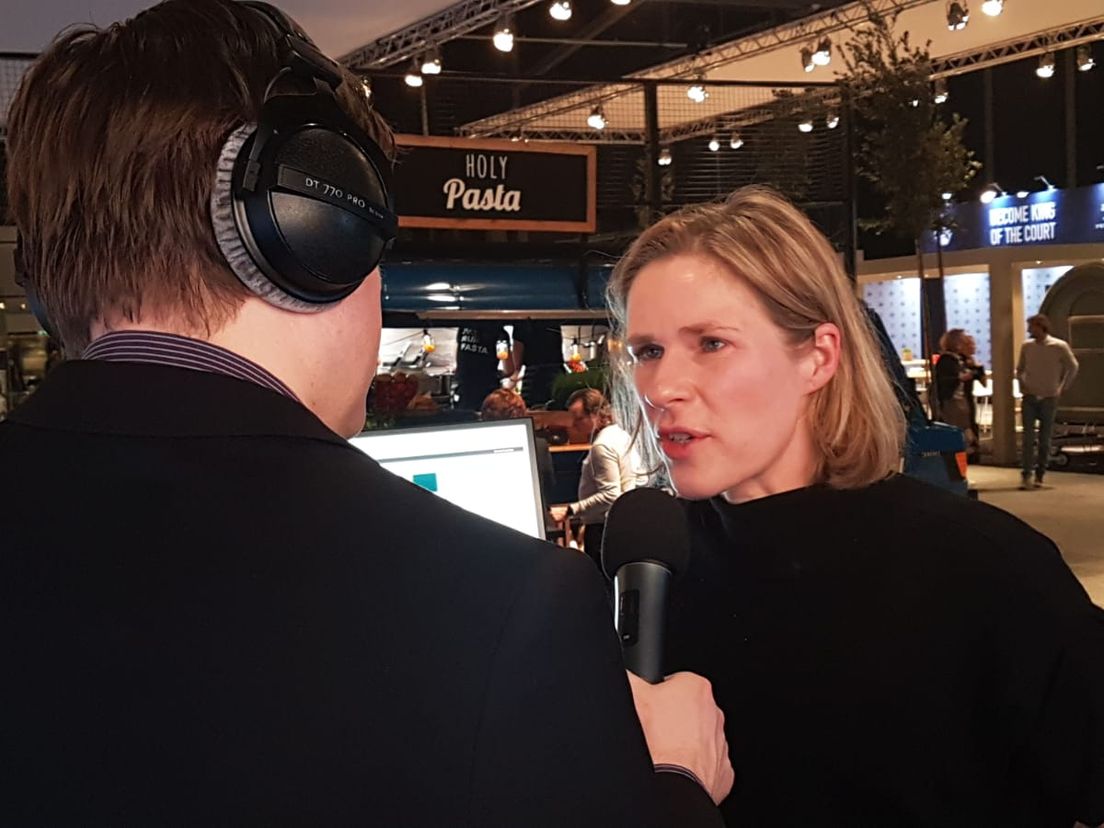 Jolanda Jansen in gesprek met Dennis van Eersel tijdens Tennis Plaza