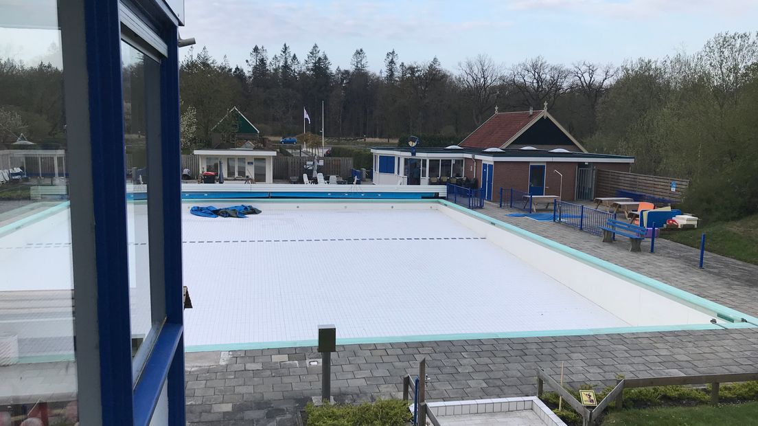 Het liefst ziet het bestuur dat het zwembad gerenoveerd wordt (Rechten: Aaldert Oosterhuis / RTV Drenthe)
