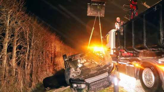 Bestuurder bakwagen redt automobilist uit de sloot