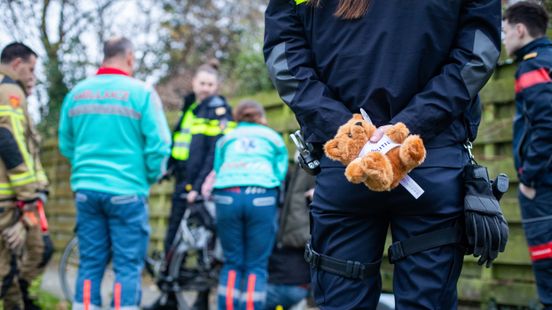Warm gebaar: jong meisje getroost door hulpdiensten na fietsongeluk. Warm gebaar: jong meisje getroost door hulpdiensten na fietsongeluk.