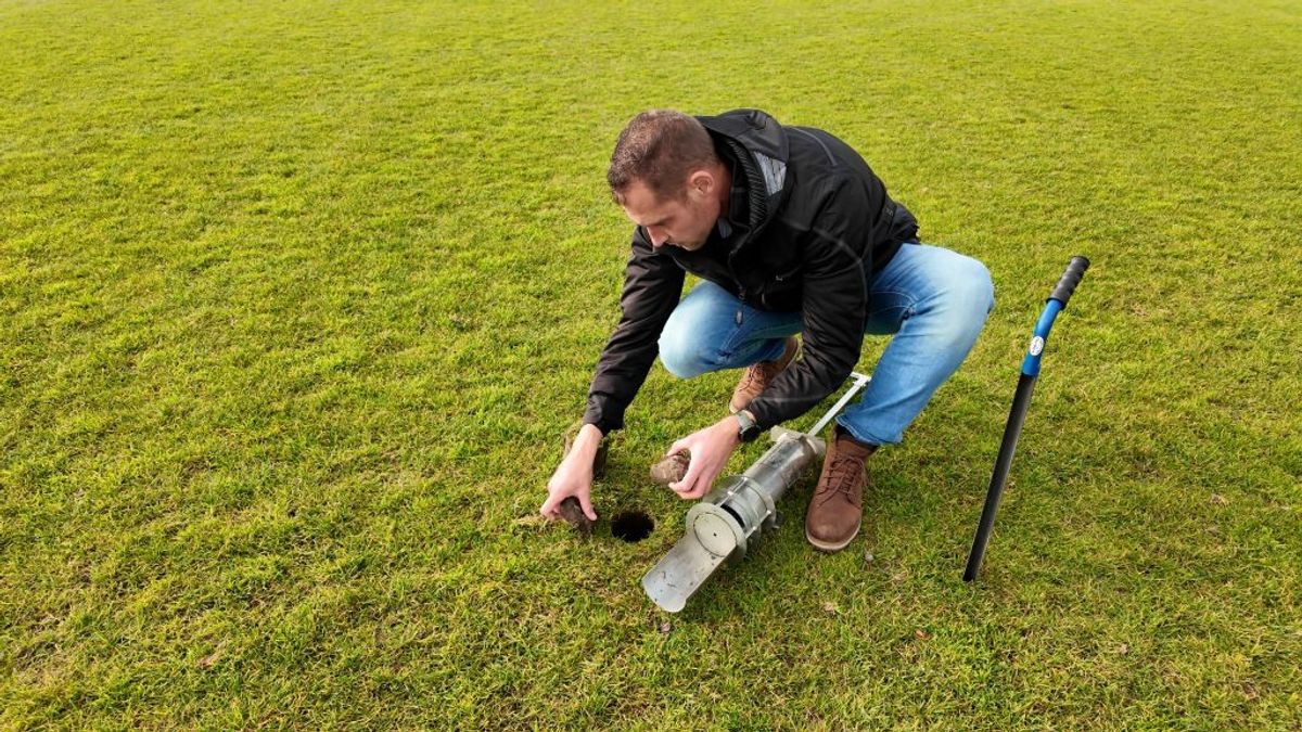 René verzorgt meer dan 60 sportvelden, en ze liggen er allemaal keurig bij