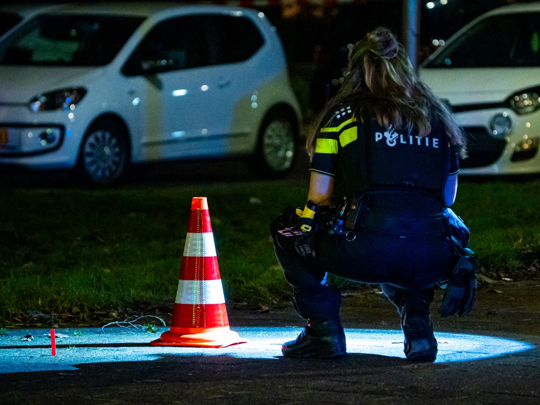 De politie doet onderzoek na de schietpartij op de Olmenlaan in Ridderkerk
