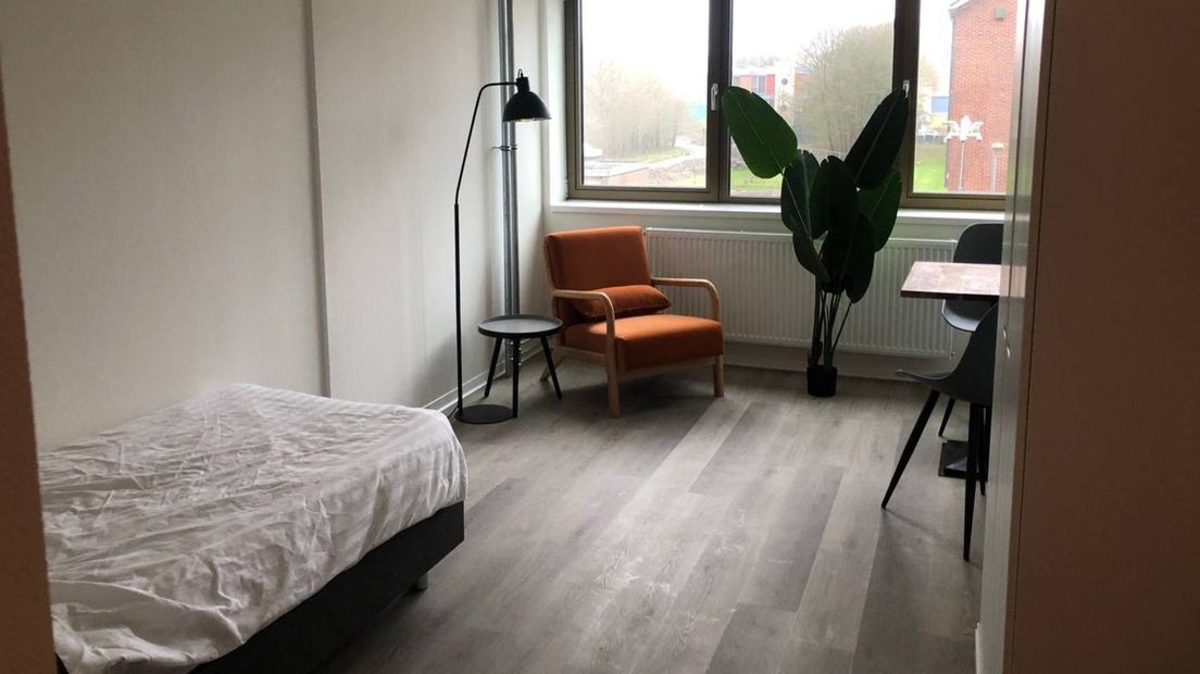 Een van de kamers in de vernieuwde flat