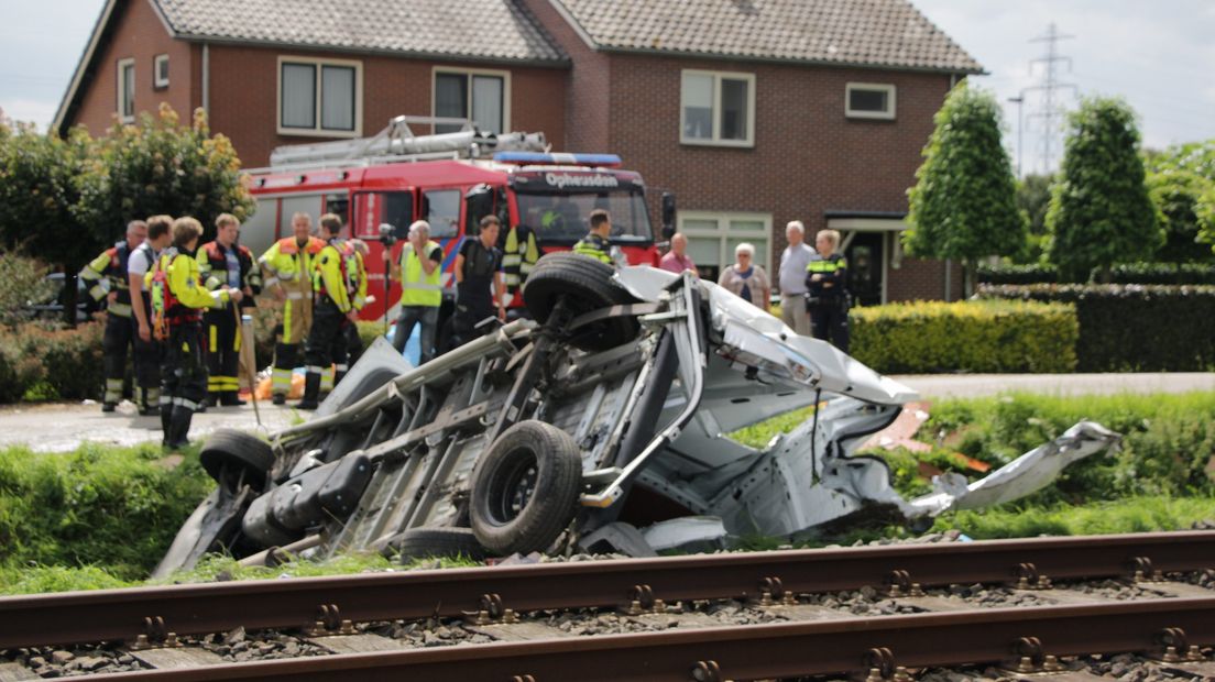 Bij een onbewaakte spoorwegovergang in Opheusden is vrijdagmiddag een koeriersbusje met een trein in botsing gekomen. De bus sloeg over de kop en belandde in de sloot. Een persoon raakte gewond, maar was wel aanspreekbaar.