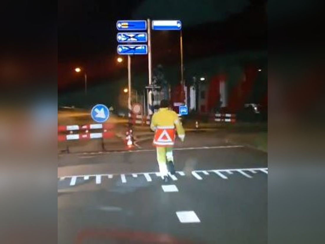 Verkeersregelaar Jeffrey trekt een sprintje voor de aanrijdende ambulance