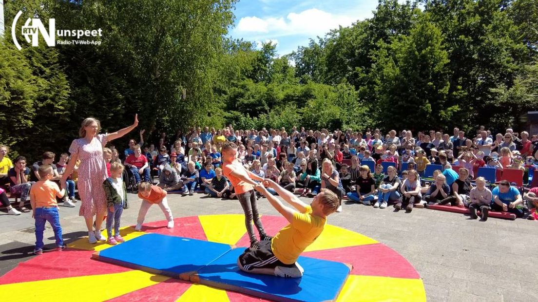 Verschillende circusacts werden uitgevoerd.