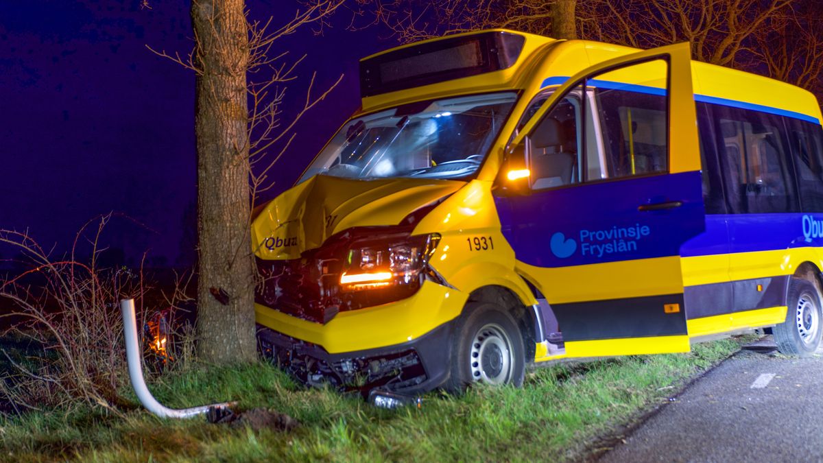 Bus botst tegen boom bij Hemelum: één persoon gewond