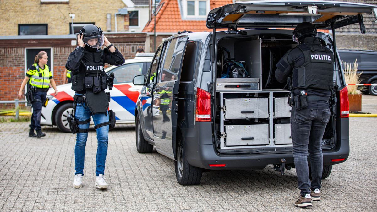 Persoon te water in Makkum | Hooibalen in brand langs N381 bij Wijnjewoude