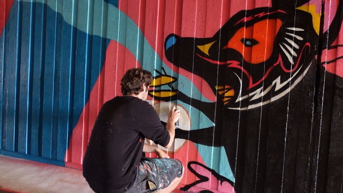 Van grijs en grauw naar 110 meter aan vrolijkheid: deze fietstunnel ken je niet meer terug