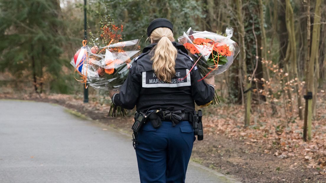 De Marechaussee is druk met alle bloemen.