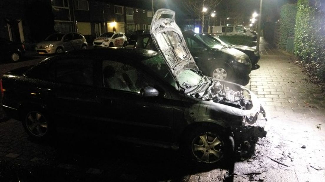 'Vreselijk, ik krijg hier een heel onveilig gevoel van.' Meerdere bewoners van de Arnhemse wijk Presikhaaf zijn geschrokken van de autobrand in de nacht van zaterdag op zondag. De afgelopen maanden gingen al meerdere auto's in vlammen op.