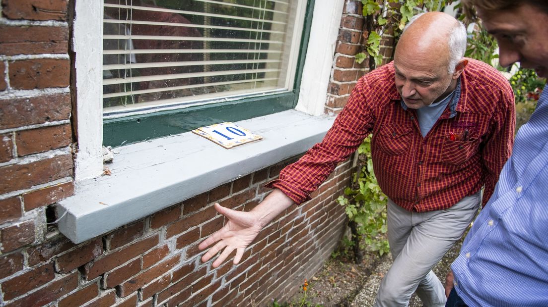 Een inwoner van Woltersum laat de aardbevingsschade aan z'n huis zien