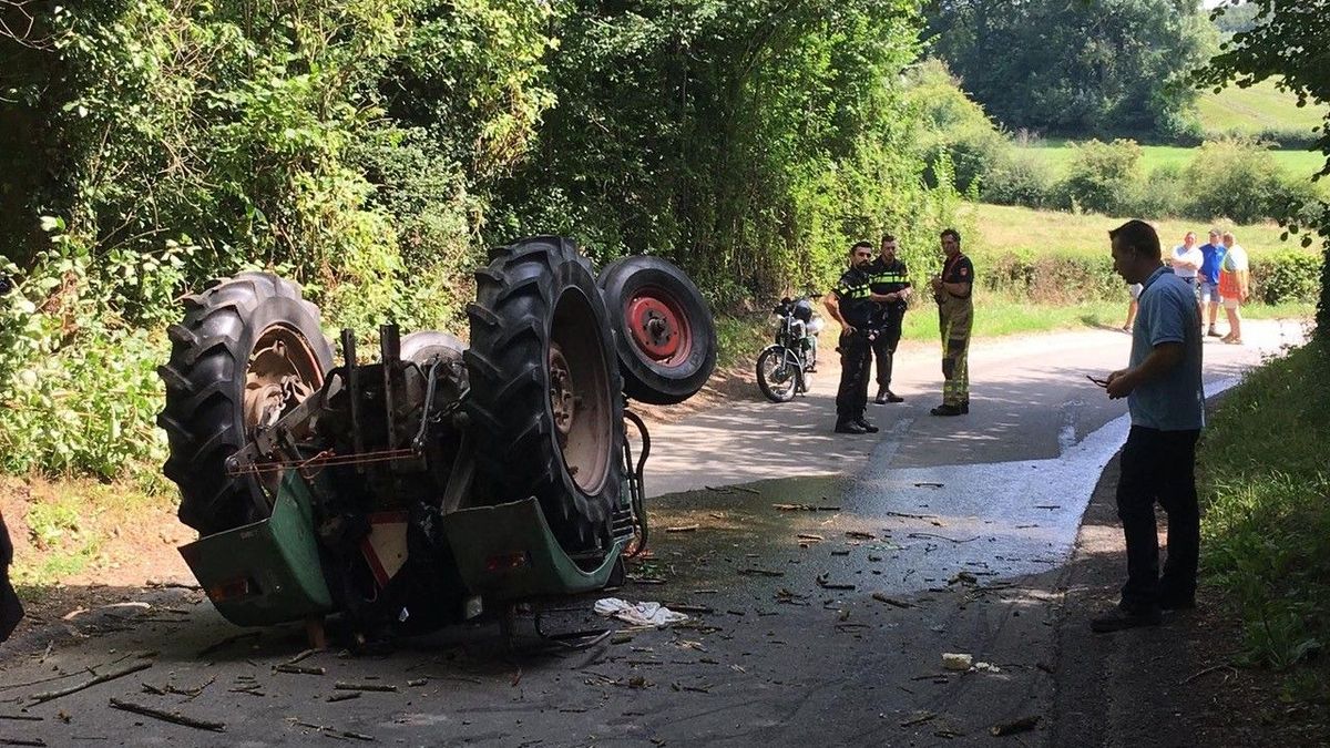 Tractor over de kop, bestuurder ernstig gewond
