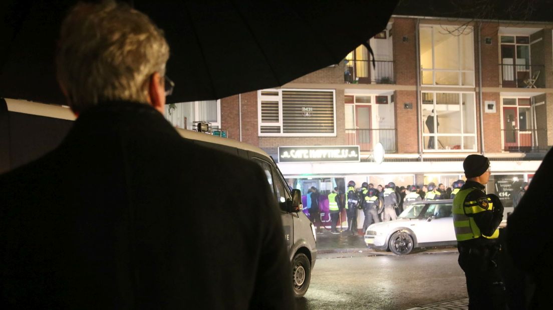 Politie grijpt in, burgemeester kijkt toe.