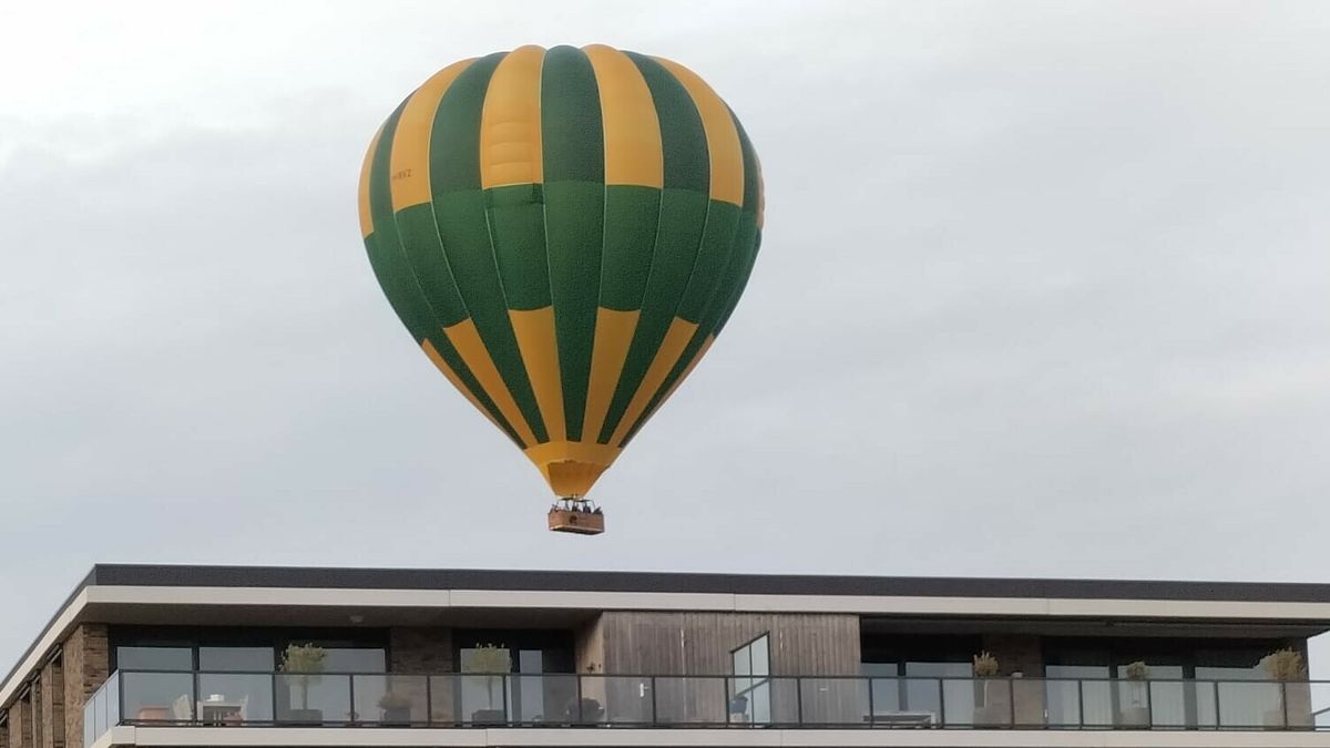 Luchtballon vliegt laag over Zierikzee: 'Ik dacht dat het een ballon van ADO Den Haag was'