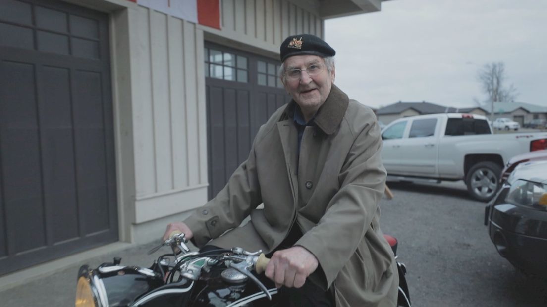 Wim wordt na 60 jaar herenigd met zijn motor