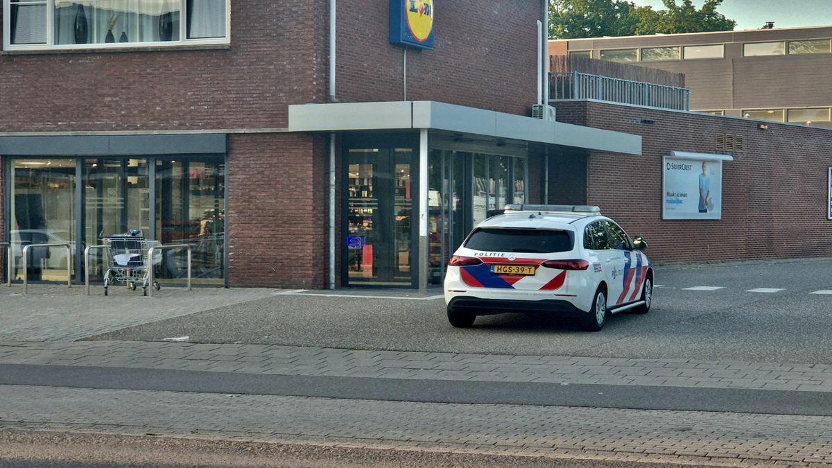 Man met paarse skibril gezocht voor mogelijk overval op supermarkt in Almelo