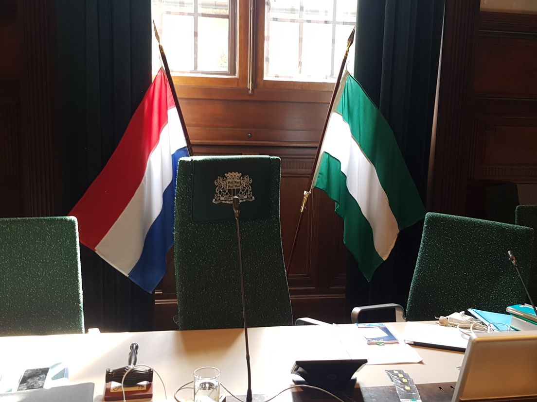 Nederlandse_vlag_in_raadszaal